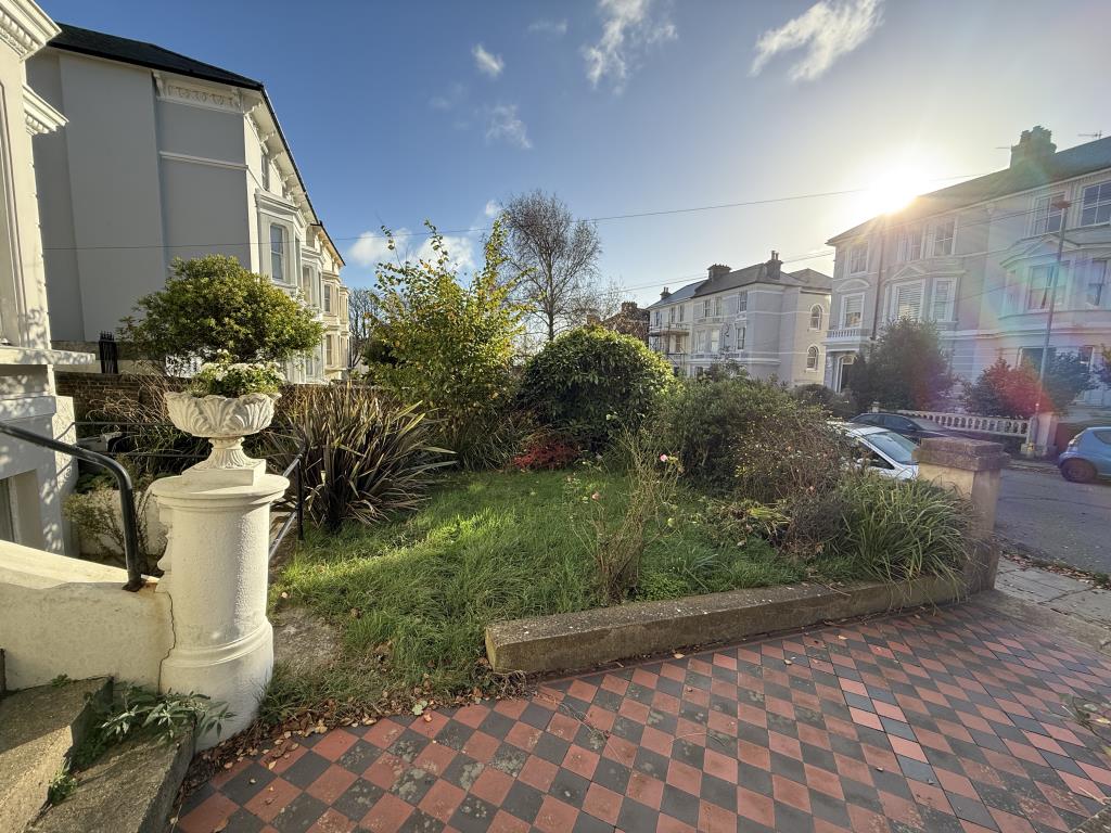 Lot: 159 - FLAT FOR REFURBISHMENT - front garden with flower bed an lawn